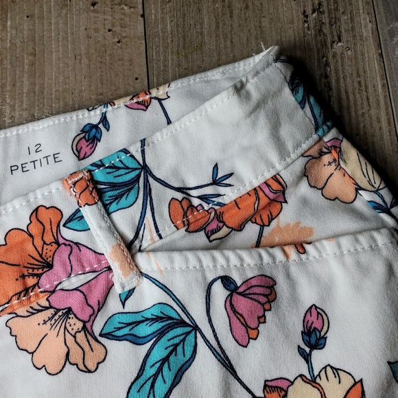 St. John’s Bay Capris Size 12 Petite Secretly Slender Panel White Posie Floral - Picture 11 of 16